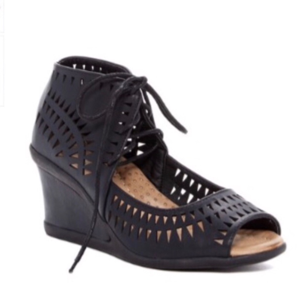 Serene Island Black Oalgha Wedge Sandal. 7.5